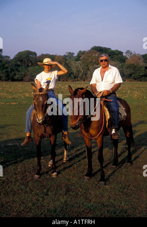 I turisti, uomo adulto, donna adulta, tour guidato, cavalcare, Caimano rifugio ecologico, Pantanal, Mato Grosso do Sul, Brasile, Sud America Foto Stock