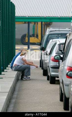 Accodamento di vetture a salire a bordo del traghetto Dover Port Regno Unito Foto Stock