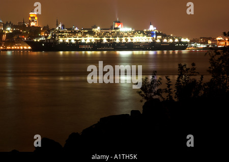 La nave da crociera Queen Mary 2 in corrispondenza di ancoraggio in Québec di notte Foto Stock