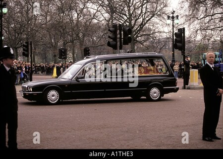 La regina madre s morte regina madre s bara trasportata da Windsor a St James s Palace 02 04 02 Foto Stock