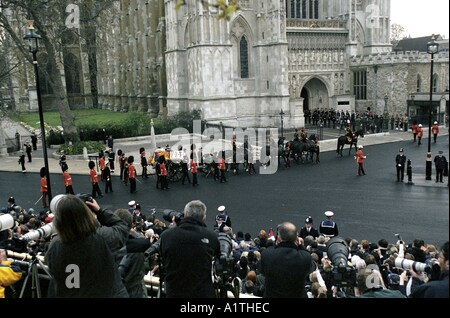 La regina madre i funerali del 9 aprile 2002 il corteo funebre si avvicina l'Abbazia di Westminster Foto Stock