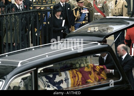 La regina madre i funerali del 9 aprile 2002 il corteo funebre si avvicina l'Abbazia di Westminster Foto Stock