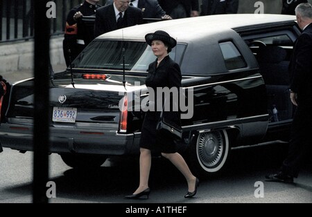 La regina madre i funerali del 9 aprile 2002 il corteo funebre si avvicina l'Abbazia di Westminster Foto Stock