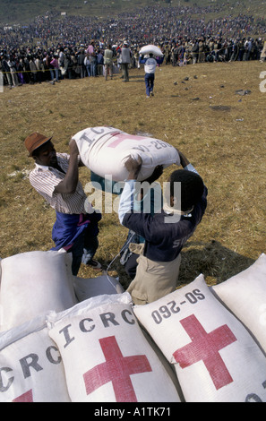 GOMA DELLO ZAIRE LA CROCE ROSSA LA DISTRIBUZIONE DI AIUTI ALIMENTARI PER I RIFUGIATI RUANDESI KIBUMBA CAMP Luglio 1994 Foto Stock