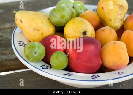 Varietà di frutta estiva in una ciotola Foto Stock