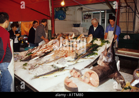 Pesce spada dallo stretto di Messina in vendita nel mercato della Vucciria Palermo Sicilia Italia Foto Stock