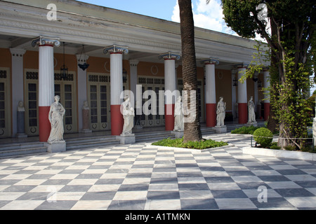 Il Colonnato di muse. Il palazzo ACHILLEION. GASTOURI. Corfù. Ionio isola greca Foto Stock