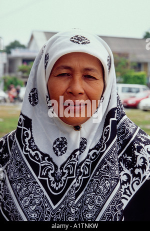 1, una donna malese, donna malay, donna anziana, la copertura del Capo Testa, sciarpa Padang Mat Sirat, l'Isola di Langkawi, Kedah, Kedah Stato, Malaysia, Asia Foto Stock