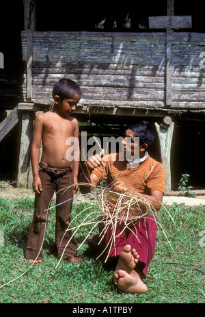 Bribri indiani, padre e figlio, intrecciare cesti, ragazzo ad imparare a tessere, Talamanca Prenotazione indigeni, Limon Provincia, Costa Rica, America Centrale Foto Stock