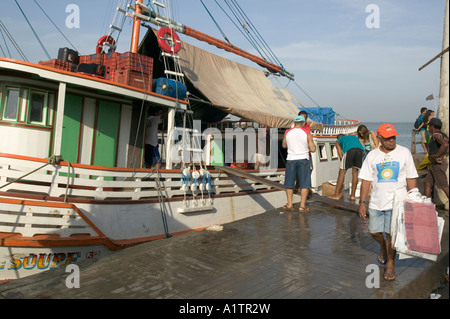 Attività intorno ad una barca da pesca legato fino al porto vecchio accanto a ver o mercato in pesos Belem Para membro Brasile Foto Stock