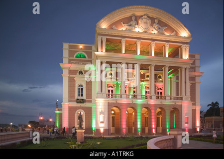 Vista del tramonto del Teatro Amazonas opera house a Manaus Amazonas Stato Brasile Foto Stock