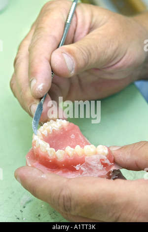 Odontotecnico proietta una serie di protesi Foto Stock