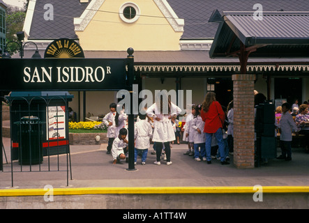 Scolari in attesa del treno, stazione ferroviaria, Tren de la Costa, San Isidro Stazione ferroviaria San Isidro, Provincia di Buenos Aires, Argentina Foto Stock