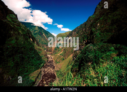 Paesaggio di montagna lungo il fiume Pastaza, Rio Pastaza, Pastaza River Canyon, a est della città di Banos, provincia di Tungurahua, Ecuador, Sud America Foto Stock