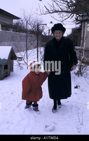 GLENYS KINNOCK passeggiate nella neve con i giovani sieropositivi ragazza alla clinica per bambini malati di AIDS Foto Stock