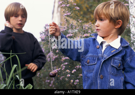 Due ragazzi giocare CONKERS EVO 7 e 4 1995 Foto Stock