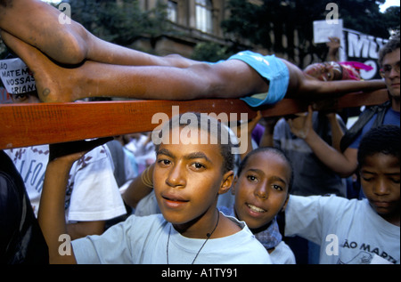 Bambini di strada protesta per le morti di 8 compagni di bambini di strada di fronte alla chiesa di Candelaria luglio 1993 RIO BRASILE Foto Stock