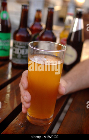 Un mans mano che tiene una pinta di sidro presso Apple un sidro bar su una chiatta in Bristol Foto Stock