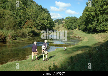 Giovane a piedi attraverso Lathkill Dale sopra Ponte Conkesbury nel Parco Nazionale di Peak District, Derbyshire Foto Stock