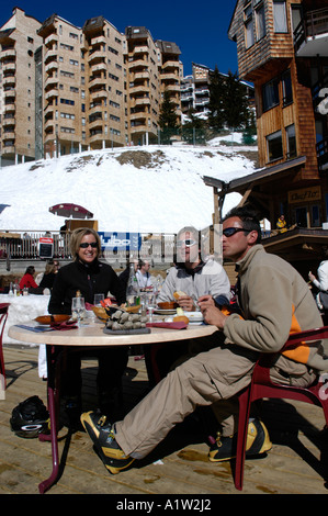 Gli sciatori Nicolas Trombert, Nicole Schüpbach e Mark Hermann a pranzo in Avoriaz Foto Stock