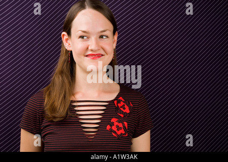 Ritratto di una giovane donna circondata da strisce Foto Stock