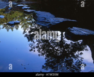 Gradini in pietra, Rydal Grotta, Rydal acqua, Cumbria, Regno Unito Foto Stock