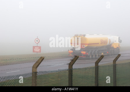 L'Aeroporto Internazionale di Birmingham in una fitta nebbia invernale, West Midlands, England, Regno Unito Foto Stock