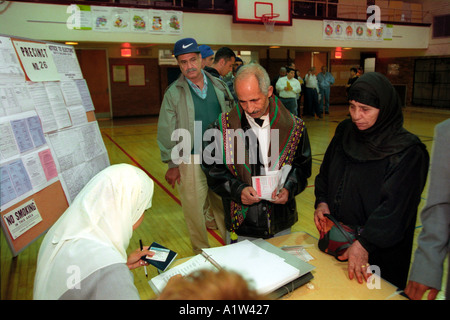 Arabi americani votare nelle elezioni presidenziali in Dearborn Michigan Foto Stock