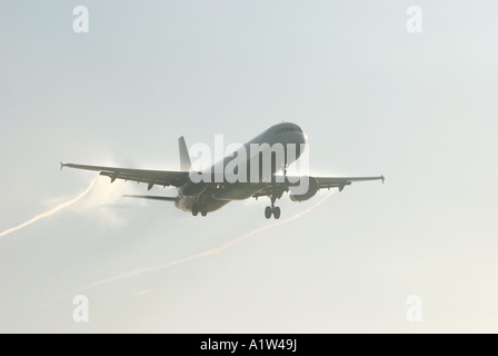 La Monarch Airlines Airbus A321 aerei di atterraggio all'Aeroporto Internazionale di Birmingham, West Midlands, England, Regno Unito Foto Stock