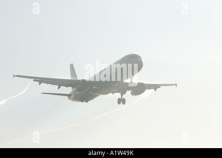 La Monarch Airlines Airbus A321 aerei di atterraggio all'Aeroporto Internazionale di Birmingham, West Midlands, England, Regno Unito Foto Stock