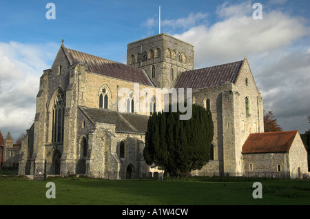 Santa Croce Abbazia, Winchester, Hampshire, Inghilterra che mostra la chiesa e gli alberi autunnali nel tardo pomeriggio la luce del sole. Foto Stock