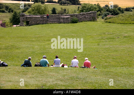 Ramblers prendendo una pausa a Castle Acre Norfolk Inghilterra Foto Stock