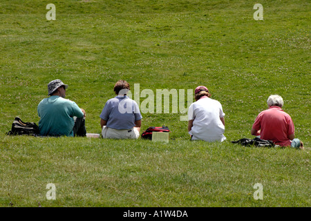 Ramblers prendendo una pausa a Castle Acre Norfolk Inghilterra Foto Stock