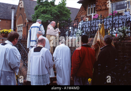 I sacerdoti cattolici celebrerà la festa del Corpus Domini a Marymount Scuola Cattolica Kingston nr London Inghilterra europa UE Foto Stock