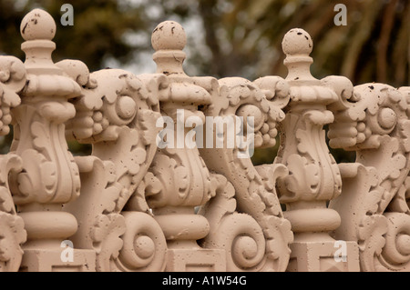 Decorazione sulla cima di un muro in stile architettonico rinascimentale spagnolo presso l'Università di San Diego a San Diego, California, USA Foto Stock