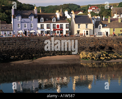 La Scenic città costiera di Portpatrick hotel sul lungomare si riflette nel mare Rhins di Galloway Scotland Regno Unito Foto Stock