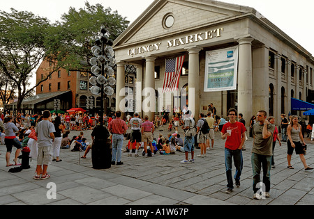 La folla a guardare una strada attore nel Mercato di Quincy in Faneuil Hall Marketplace Boston Massachusetts, STATI UNITI D'AMERICA Foto Stock