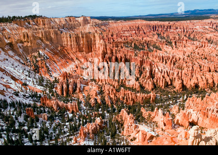 Anfiteatro di Bryce in primavera con un po' di neve sul suolo USA Utah Foto Stock