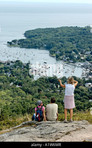 I turisti sulla vetta del Monte Battie in Camden colline del Parco Statale con il porto di Camden al di sotto di Camden Maine USA Foto Stock