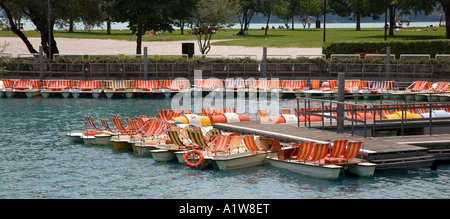 Gite in barca sul Lago di Molveno, Dolomiti, Italia Foto Stock