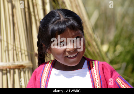 Sorridente ragazza peruviana su Floating Uros Reed isole del Lago Titicaca, Perù Foto Stock