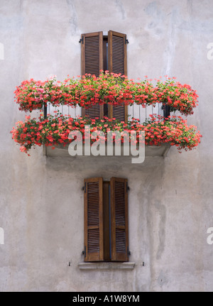 Colorato florally balcone decorato in riva al lago balneare Crone, lago d Idro, Lombardia, Italia Foto Stock