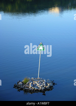 Il traffico navale sign in acqua il simbolo isle solo poche piccola isola di pietra di fiume di acqua lonelyness lonely nessun corpo la vita Foto Stock