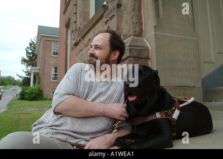 Yvan Tessier e il suo occhio vede cane sui gradini della Università di New Brunswick edificio Foto Stock