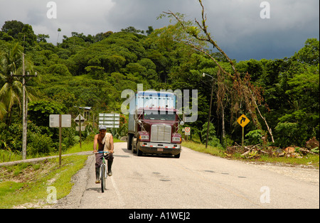 Carrello passante biker sulla strada di PIEDRAS BLANCAS, Puntarenas Provincia, Regione del Pacifico del Sud, Costa Rica, America Centrale Foto Stock
