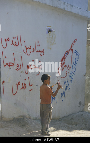 Un bambino gioca con la sua Sling Shot AL ARROUB Refugee Camp vicino a Betlemme in Cisgiordania 2000 Foto Stock