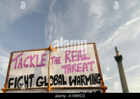 Protester in London 2005 legge cartellone di affrontare la minaccia reale il riscaldamento globale Foto Stock