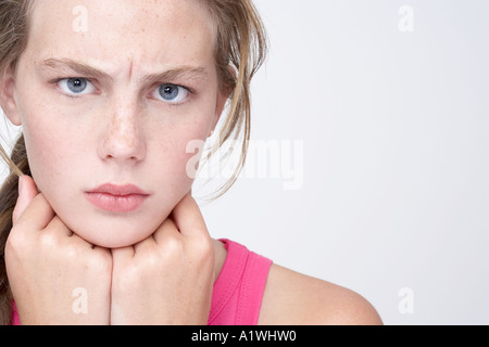 Ritratto di una giovane donna che guarda arrabbiato Foto Stock