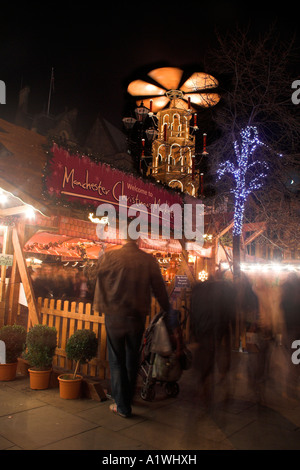 Si spegne durante la notte, Manchester Mercatino di Natale, Albert Square, Regno Unito Foto Stock