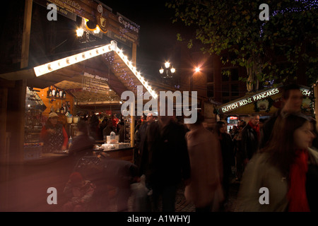 Si spegne durante la notte, Manchester Mercatino di Natale, Albert Square, Regno Unito Foto Stock